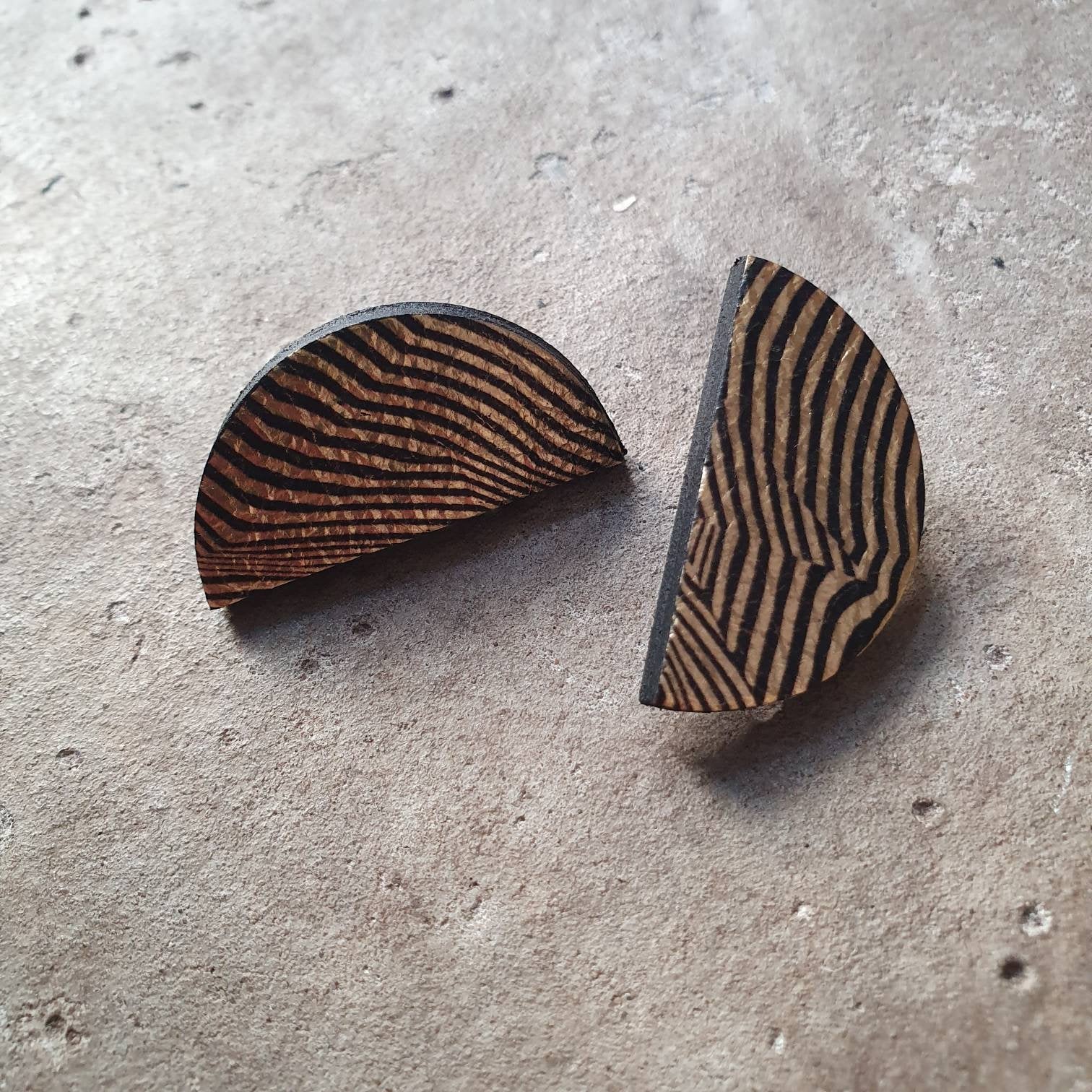 Black and gold wave stripe stud earrings