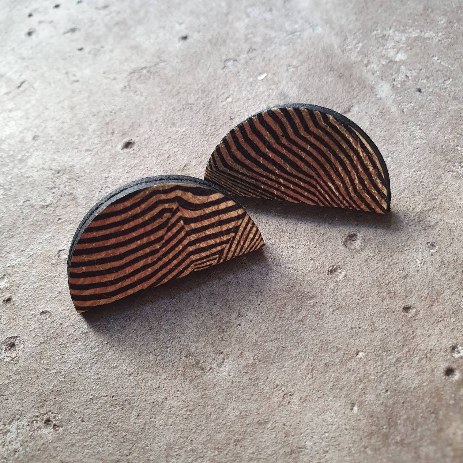 Black and gold wave stripe stud earrings