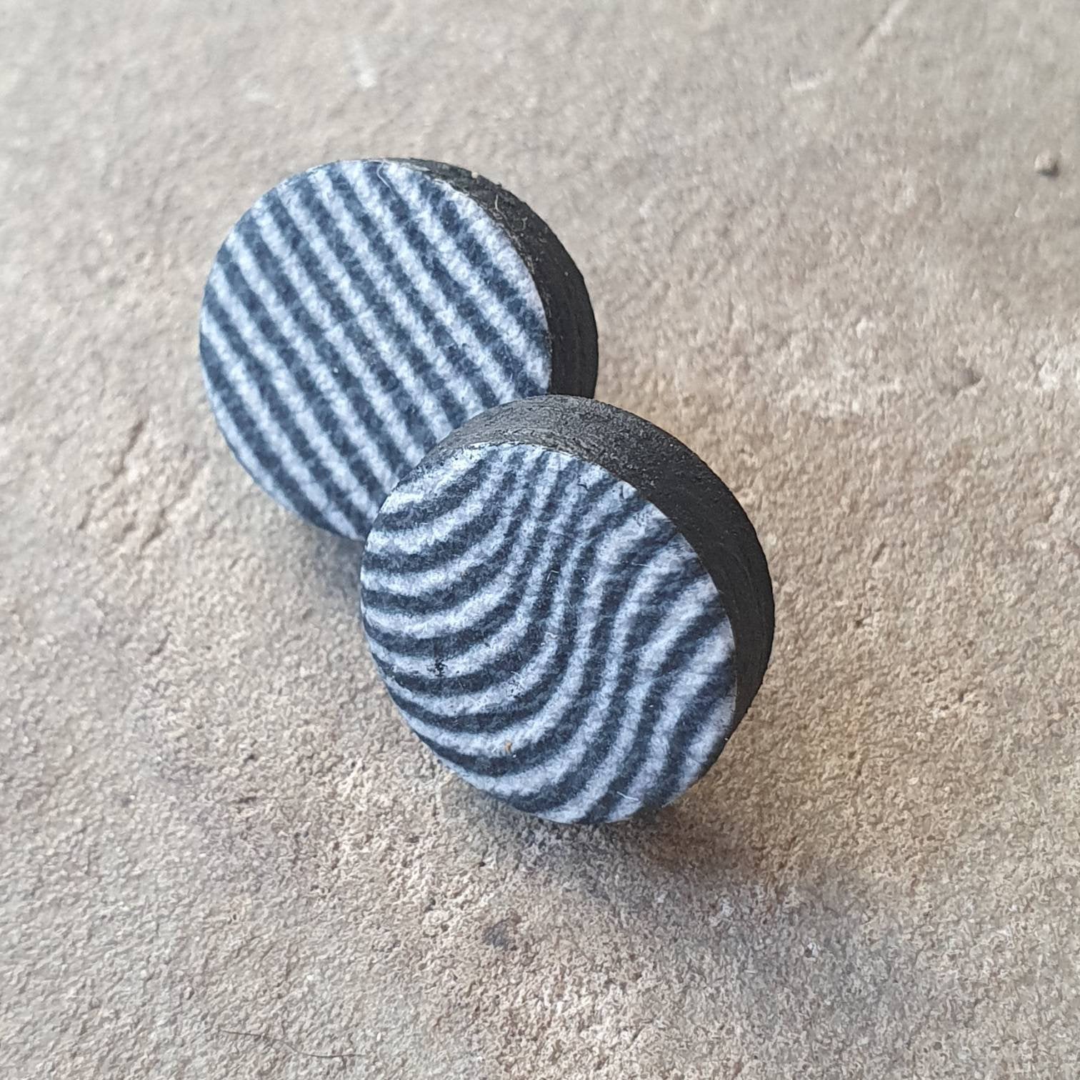 Zebra wave chubby studs