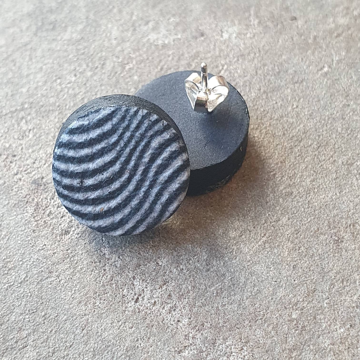 Zebra wave chubby studs